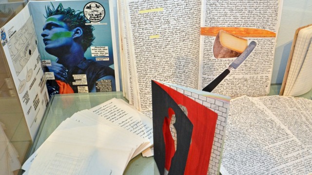 Ausstellung über Magersucht: In zahlreichen Tagebüchern hält die Künstlerin ihre Gedanken fest.