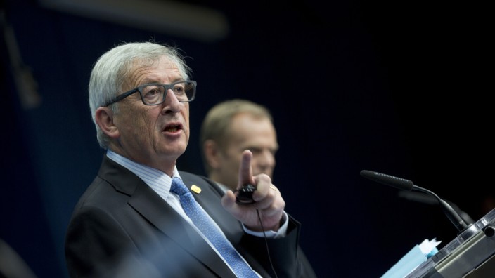 Schuldenkrise in Griechenland: EU-Kommissionschef Jean-Claude Juncker bei der Pressekonferenz nach dem Brüsseler Sondergipfel. Im Hintergrund ist Donald Tusk zu sehen.