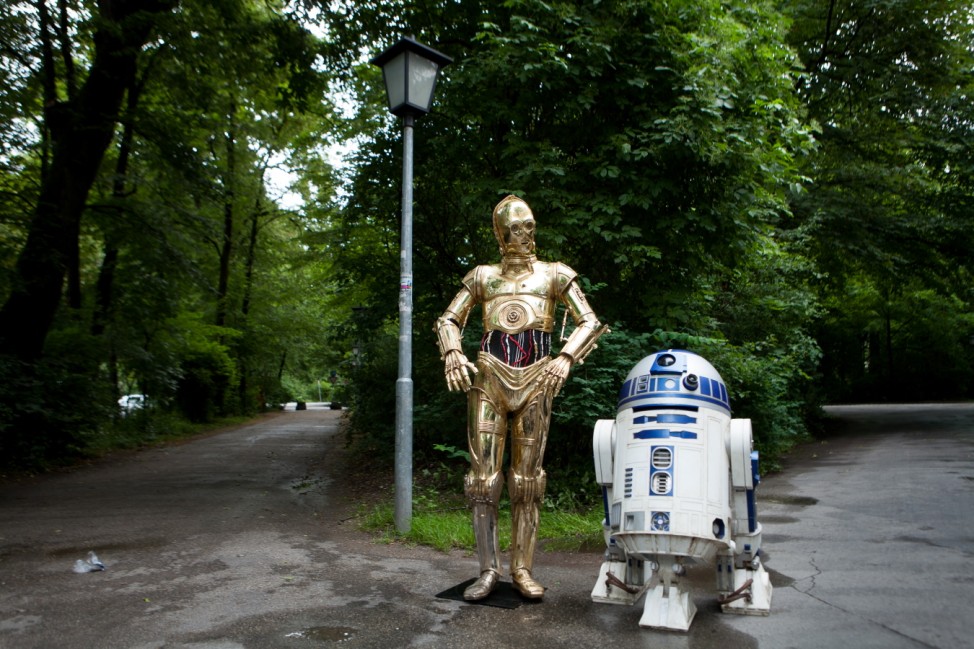 Star Wars, R2-D2 und C-3PO kommen nach München. Aufgenommen im Englischen Garten Nähe Chinesischer Turm. Vor diesem durften wir nur leider nicht fotografieren, weil dafür von der Management-Firma keine Genehmigung eingeholt worden war, bzw. es dann zu
