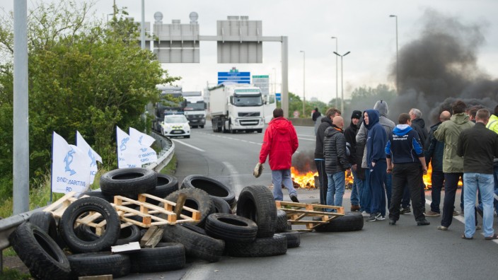 Frankreich: Demonstranten blockieren mit brennenden Reifen die Zufahrt zum Eurotunnel.