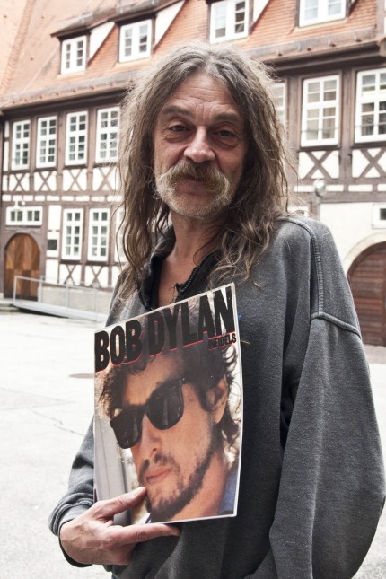 Porträt: Heiner Kondschak mit Schallplatte.