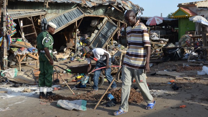 Boko Haram: Die Reste einer Bushaltestelle in der nigerianischen Stadt Maiduguri. An der Stelle hatte sich eine junge Frau in die Luft gesprengt.