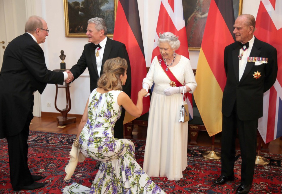 Britain's Queen Elizabeth greets German violinist Mutter  and U.S. pianist Orkis prior to state banquet in Berlin