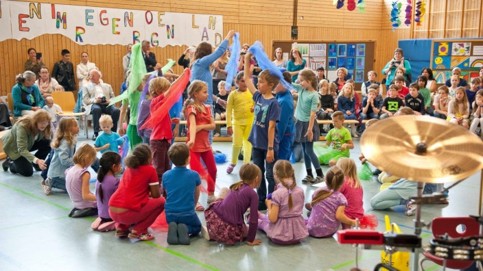 Vaterstetten: Die Kinder der Grundschule Parsdorf beim Regenbogentanz, einem Workshop im Rahmen des Vaterstettener Musikschul-Projekts.