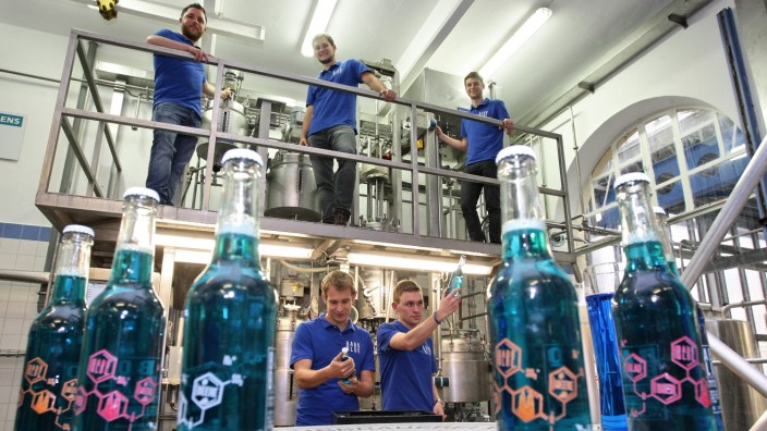 Neues Bier-Mixgetränk: Alles so schön blau hier: Patrick Loy (unten links) und Josef Kimberger sowie Robin Stein, Hans-Kaspar Mayer und Ludwig Gerlinger (oben von links) in der Versuchsbrauerei Weihenstephan.