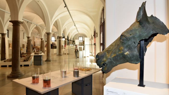 Kulturpolitik: Die Ausstellung "Römerlager. Das römische Augsburg in Kisten" gab in der Toskanischen Säulenhalle im Zeughaus 2015 Einblicke in den Schatz, den die Stadt besitzt.