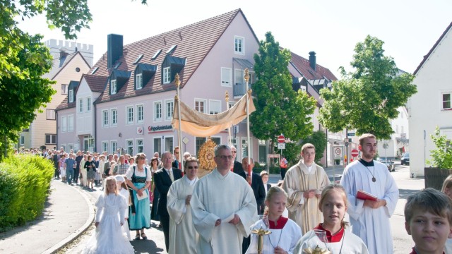 Markt Schwaben: Die Markt Schwabener Katholiken haben auch in der Vergangenheit den Werdegang des 31-Jährigen Diakons Simon Ruderer mit Interesse verfolgt.