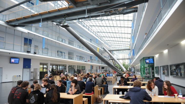 Garching: Studenten unter sich: Das moderne Gebäude der Mathematik-Fakultät. Künftig soll sich das universitäre Leben mehr nach außen öffnen.