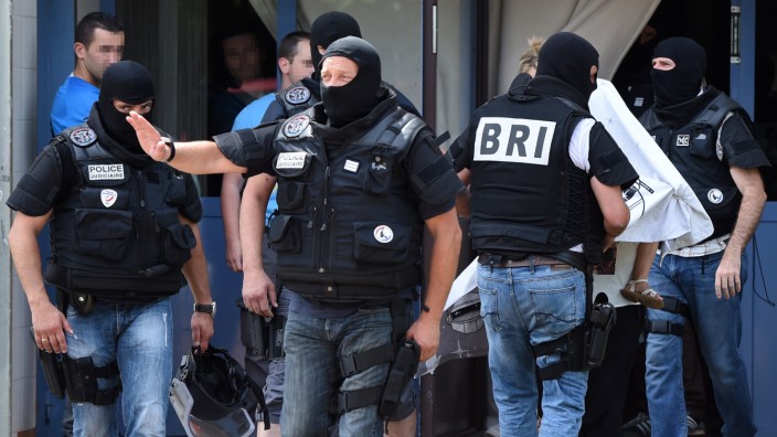 Nach Anschlag auf Gasfabrik nahe Lyon: Ein Sondereinsatzkommando durchsucht das Wohnhaus des mutmaßlichen Attentäters in Saint-Pries nahe Lyon.