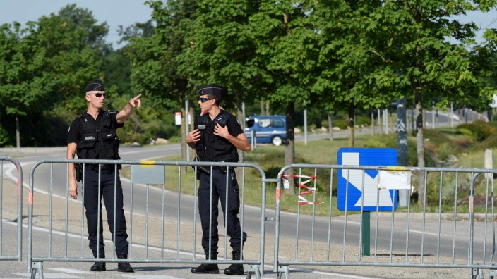 Anschlag in Frankreich: Polizisten im Einsatz am Tatort in Saint-Quentin-Fallavier.