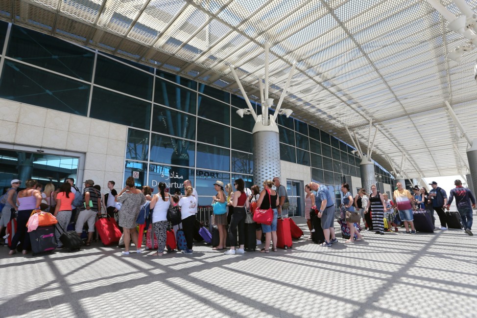 Touristen am Flughafen in Sousse