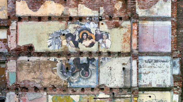 Panoramafreiheit: Dieses Foto einer Brandmauer mit Pietà musste wegen ungeklärter Urheberrechte nachträglich aus dem Band entfernt werden.