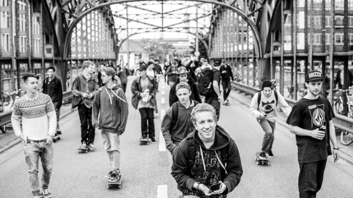 Mein München: Skaten auf der Hackerbrücke - festgehalten von Leo Preisinger.