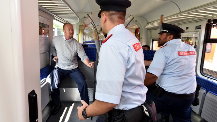 S-Bahn: In Rollenspielen - wie hier in einer S-Bahn - werden die Sicherheitskräfte der Deutschen Bahn auf brenzlige Situationen vorbereitet.