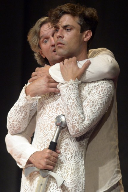 Pullach: Nicht gerade hoffähig: Die Beziehung von Laertes (Dierk Prawdzik) zu seiner Schwester Ophelia (Thomas Kellner, vorne) trägt inzestuöse Züge.