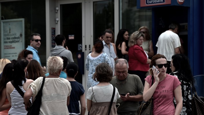 Finanzkrise: Stau an einem Geldautomaten in Athen: Die Griechen sorgen sich um ihr Geld.