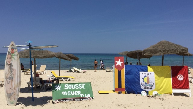 Nach dem Anschlag in Tunesien: "Sousse never die": Schild am Strand von Medina.