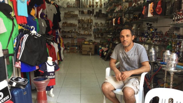Nach dem Anschlag in Tunesien: Der Tunesier Mohamed Methnani vor einem Shop in Sousse.