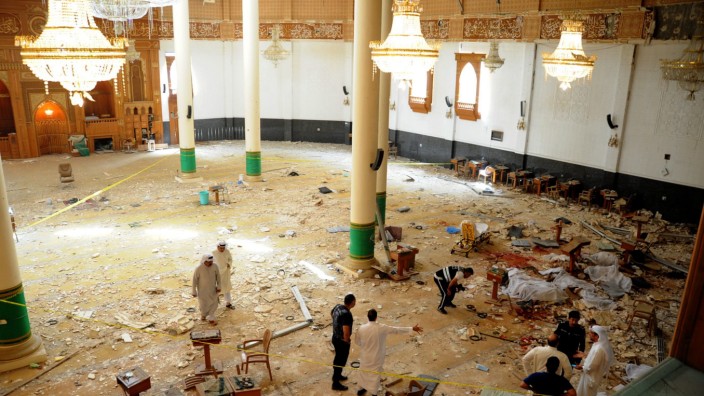 24 killed in suicide bombing at Kuwait mosque