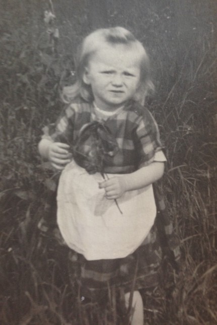 Vertriebene: Gertrud Hofmann, wie sie als Kind im Garten in ihrer Heimat Gablonz spielte, aus der sie 1946 vertrieben wurde.