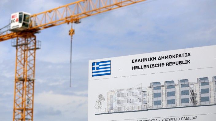 Berg am Laim: Griechische Baustelle: In Berg am Laim errichtet Athen eine Schule. Das Dach wird voraussichtlich nicht fristgerecht fertig.