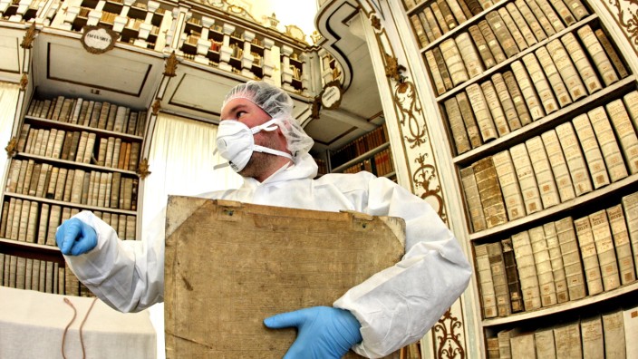 Dombibliothek schließt: Der historische Barocksaal der Freisinger Dombibliothek ist seit Jahren wegen gefährlicher Schimmelsporen geschlossen und wird darum saniert.