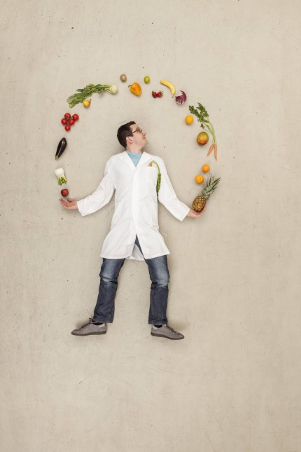 Man juggling food against beige background model released PUBLICATIONxINxGERxSUIxAUTxHUNxONLY BAEF00