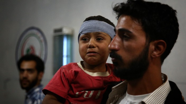 Unicef-Bericht zu Kriegsgebieten: Kinder als Opfer des Krieges: Ein Vater mit seinem verwundeten Kind im syrischen Duma