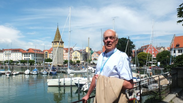 Nobelpreisträger: Bert Sakmann am Lindauer Hafen. Der Mediziner und Nobelpreisträger verbrachte seine Kindheit am Bodensee und forscht zur Geschichte der Stadt.
