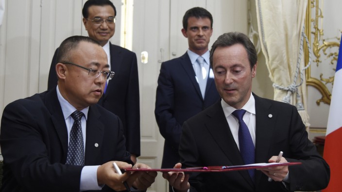 Airbus: Der chinesische Ministerpräsident Li Keqiang (li.) und Airbus-Chef Fabrice Brégier (re.) haben in Paris die Kooperationsvereinbarung unterzeichnet.