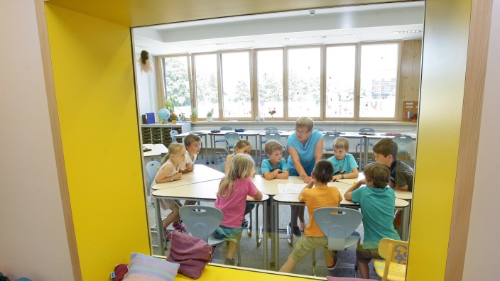 Freude beim Montessori-Verein: Helle Farben wie Weiß und Sonnengelb dominieren in der neuen Montessori-Schule in den Guten Ängern in Lerchenfeld. Durch Fenster kann man beim Unterricht zusehen.
