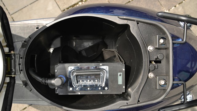Elektroroller Unu im Test: Im Fach unter der Sitzbank findet ein zweiter Akku oder eine kleine Tasche Platz - oder ein Helm, wenn die Batterien entnommen sind.
