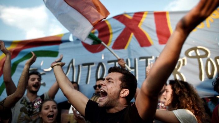 Ernüchterung der EU-Enthusiasten: Junge Demonstranten schreien vor dem griechischen Parlament in Athen zugunsten eines "Neins" zu den von der EU geforderten Austeritätspolitik.