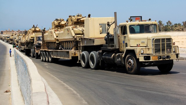 Nahost: Schweres Gerät vonnöten: Ein Konvoi mit Panzern der ägyptischen Armee fährt auf dem Sinai in Stellung.