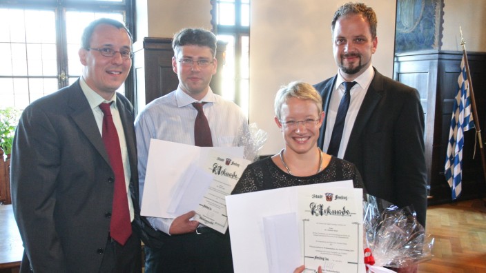 Verleihung im Rathaus: Den "Wissenschaftspreis Weihenstephan der Stadt Freising" erhielten Nicolas Gisch (2. von links) und Stefanie Ranf.