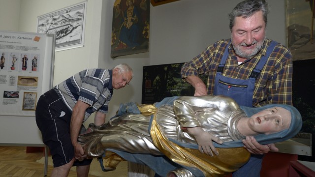 Unterhaching: Zwei Zentner wiegt die Madonna, die hier mit Hilfe von Günter Staudter und Franz Trost ins Heimatmuseum umzieht.