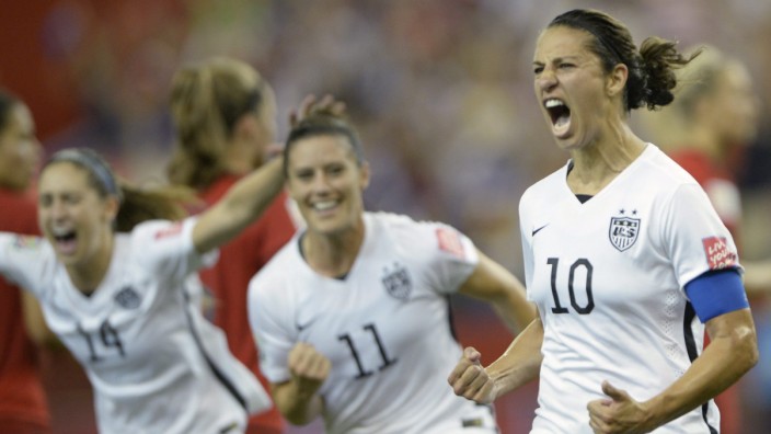 USA vor dem Finale: Der WM-Sieg und die Rückkehr an die Weltspitze: Mit weniger mag sich das US-Team um Carli Lloyd (r.) nicht zufrieden geben.