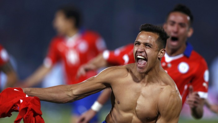 Chile's Alexis Sanchez celebrates after scoring the winning penalty kick in their Copa America 2015 final soccer match against Argentina at the National Stadium in Santiago