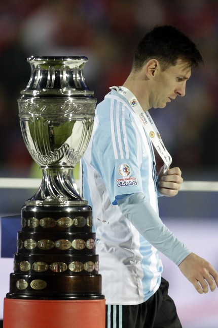 Copa América: die Verlierer: Sein Clan wurde auf der Tribüne beleidigt, und er ließ den Pokal in Chile: Argentiniens Lionel Messi.