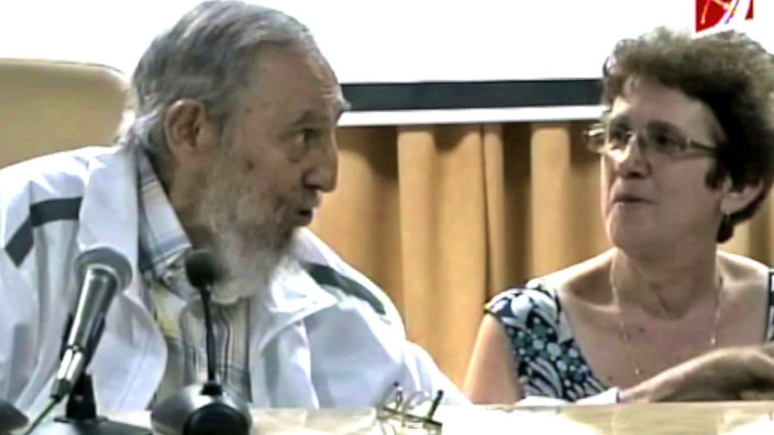Fidel Castro: Der 88-jährige Fidel Castro tauscht sich angeregt über Herausforderungen der Käseproduktion in Kuba aus, wie per Video verbreitet wird.