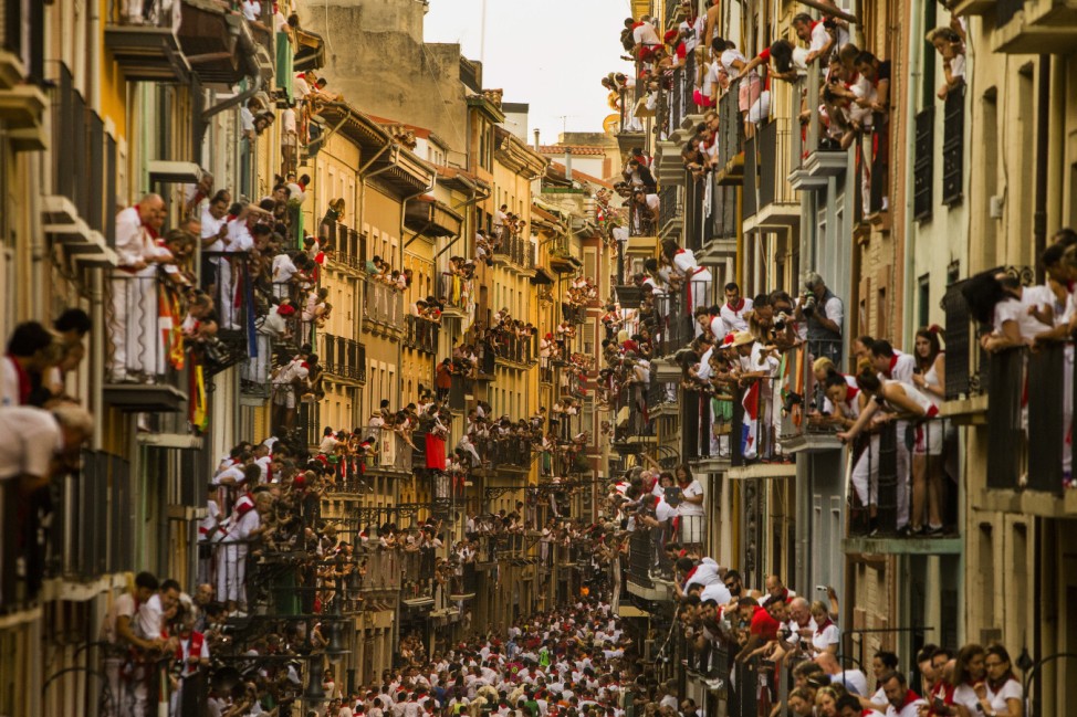 Tausende beobachten das Spektakel in den Gassen von Pamplona