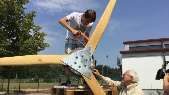 Schulprojekt: Ein paar Schrauben sind zu lang, die sägt Florian ab. Techniklehrer Walter Leitel prüft die letzten Feinheiten am selbstgebauten Windrad der Schule Bechhofen.