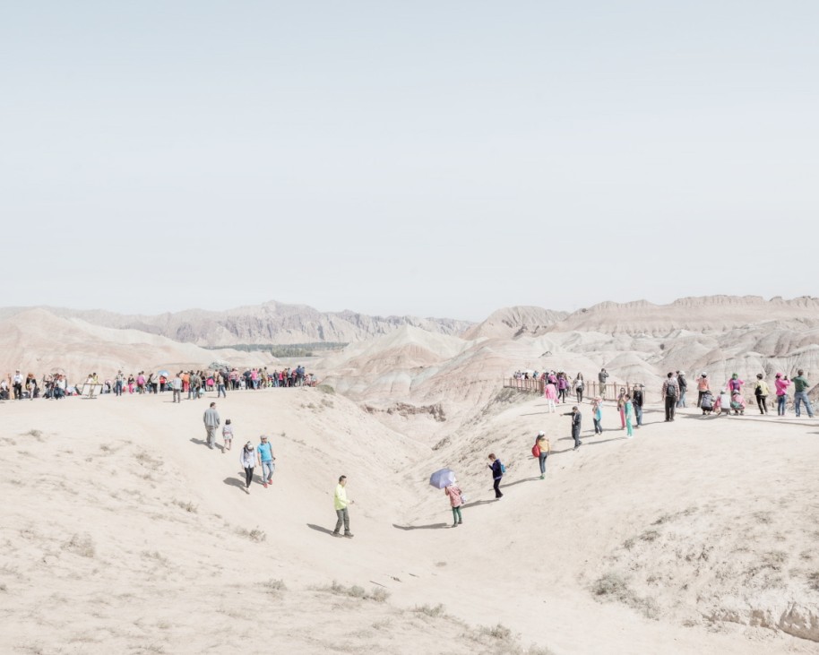 Touristen besuchen Dunhuang in der Wüste Gobi in China
