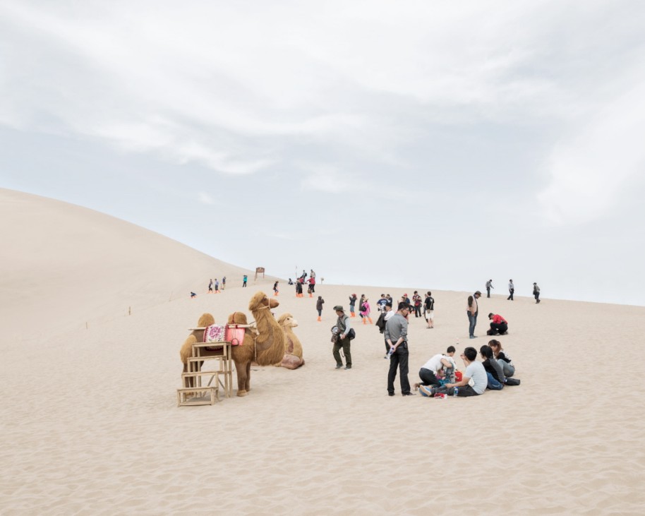 Touristen besuchen Dunhuang in der Wüste Gobi in China