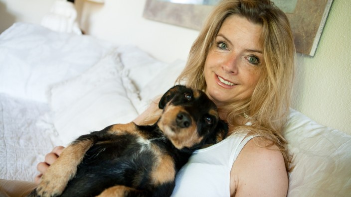 Tierschützerin, die gegen die osteuropäische Welpen-Mafia kämpft mit ihrem Hund: Birgitt Thiesmann Head of Competence Center Companion Animals VIER PFOTEN âÄ Stiftung für Tierschutz