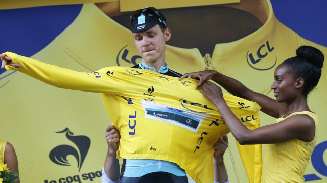 Tony Martin bei der Tour de France: ... und streift als 14. Deutscher das Gelbe Trikot über.