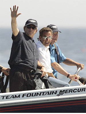 Bush senior und Bush junior mit Sarkozy auf Boot Foto: Reuters
