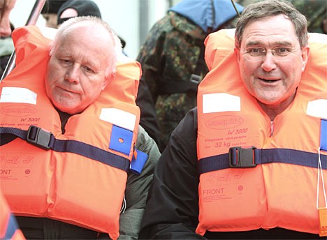 Bundesverteidigungsminister Franz Josef Jung (rechts) und Sachsens Ministerpräsident Georg Milbradt  foto: dpa