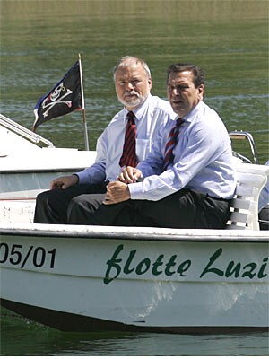 Locker nur im Hemd und Krawatte bestiegen 2005 Gerhard Schröder und Mecklenburg-Vorpommerns Ministerpräsident Harald Ringstorff die "flotte Luzi".