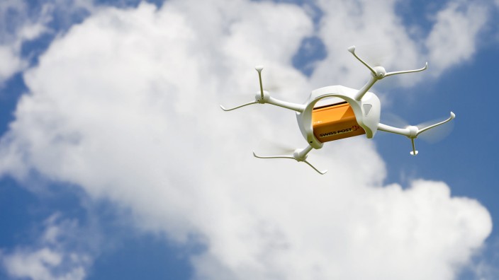 Swiss Post Servicer delivers parcels with drones